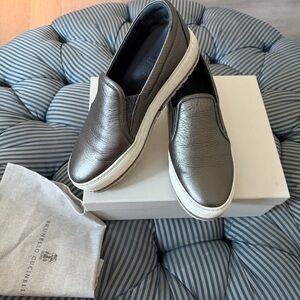 Brunello Cucinelli women’s Monili Metallic Gray Leather Slip-Ons SZ 39